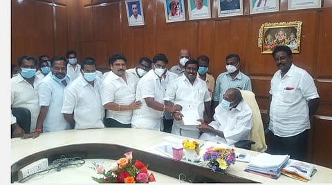 புதுவை அரும்பார்த்தபுரம் புறவழிச்சாலைப் பாணிகளை விரைந்து முடிக்க வேண்டும்: முதல்வரிடம் திமுக எம்எல்ஏக்கள் மனு