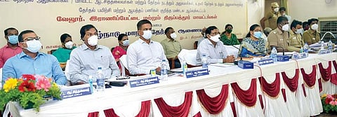 ஊரக உள்ளாட்சி தேர்தல் ஆயத்தப் பணிகள் குறித்து வேலூர் மாவட்டம் சேர்க்காடு அருகே திருவள்ளுவர் பல்கலைக்கழகத்தில் மண்டல அளவிலான ஆய்வு கூட்டம் நேற்று மாநில தேர்தல் ஆணையர் பழனிகுமார் தலைமையில் நடைபெற்றது. அருகில், மாநில தேர்தல் ஆணையத்தின் செயலர் சுந்தரவல்லி உள்ளிட்டோர். படம்: வி.எம்.மணிநாதன்.