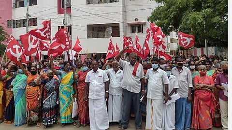 கிராம ஊராட்சிகளை மாநகராட்சியுடன் இணைக்கக் கூடாது: திருச்சியில் ஆர்ப்பாட்டம்