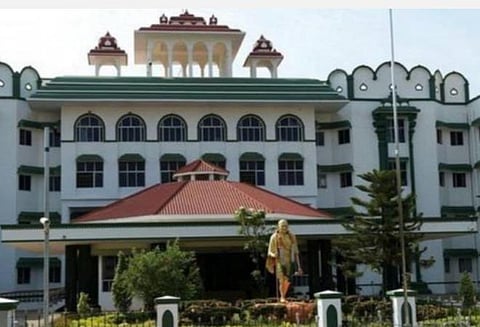 போலி வழக்கறிஞர்கள் மீது நடவடிக்கை எடுக்கக்கோரி வழக்கு: டிஜிபி, பார் கவுன்சில் பதிலளிக்க உத்தரவு