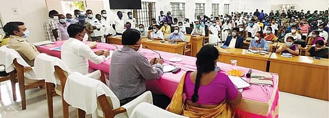ராணிப்பேட்டையில் தேசிய தூய்மை பணியாளர் நல ஆணைய தலைவர் எம்.வெங்கடேசன் தலைமையில் ஆய்வுக்கூட்டம் நேற்று நடைபெற்றது. அருகி்ல், மாவட்ட ஆட்சியர் கிளாட்ஸ்டன் புஷ்பராஜ், எஸ்.பி., தேஷ்முக் சேகர் சஞ்சய் உள்ளிட்டோர்.
