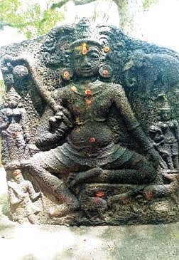 காட்டுவாநத்தம் கிராமத்தில் கண்டெடுக்கப்பட்ட ஐயனார் சிலை.