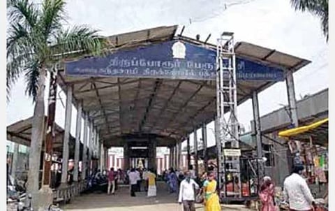 திருப்போரூர் கந்தசுவாமி கோயிலின் முகப்பில் உள்ள மேற்கூரையை அகற்றும் பணியில் ஈடுபட்ட பேரூராட்சி பணியாளர்கள்.