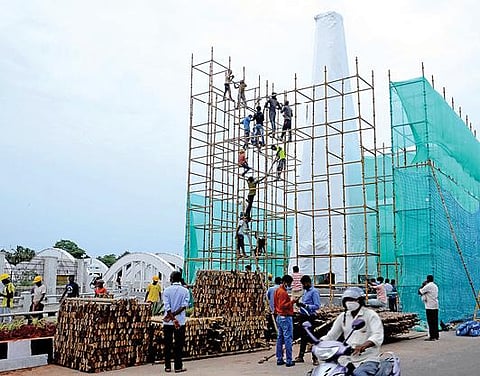 75-வது சுதந்திர தினத்தை முன்னிட்டு, சென்னை காமராஜர் சாலையில் உள்ள நேப்பியர் பாலம் அருகில் நினைவு தூண் அமைக்கும் பணி முடிவடைந்து திறப்பு விழாவுக்கு தயாராகி வருகிறது. படம்: க.ஸ்ரீபரத்