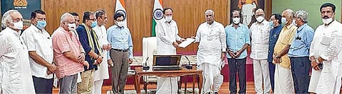 மாநிலங்களவையில் எதிர்க்கட்சி எம்.பி.க்கள் தாக்கப்பட்டதாக குற்றம் சாட்டி குடியரசு துணைத் தலைவர் வெங்கய்ய நாயுடுவிடம் எதிர்க்கட்சி தலைவர்கள் நேற்று புகார் மனு அளித்தனர். படம்: பிடிஐ