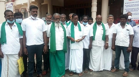 திருவண்ணாமலை ஆட்சியர் பா.முருகேஷை சந்தித்த பிறகு வெளியே வந்த அய்யாக்கண்ணு தலைமையிலான விவசாயிகள்.  படம் – இரா.தினேஷ்குமார். 