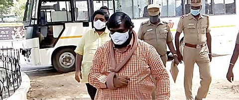 பண மோசடி தொடர்பான விசாரணைக்காக, தஞ்சாவூர் மாவட்ட குற்றப்பிரிவு அலுவலகத்துக்கு அழைத்துவரப்பட்ட கும்பகோணம் நிதி நிறுவன அதிபர்கள்  எம்.ஆர்.சுவாமிநாதன், எம்.ஆர்.கணேஷ்.