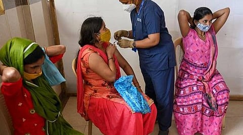 கரோனா தடுப்பூசி செலுத்திக்கொள்வதில் பாலின பாகுபாடு?- தேசிய பெண்கள் ஆணையம் வேதனை