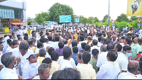 முன்னாள் அமைச்சர் ராஜேந்திர பாலாஜியை வரவேற்க மதுரை விமான நிலையத்தில் திரண்ட அதிமுகவினர்: பின்னணி என்ன?