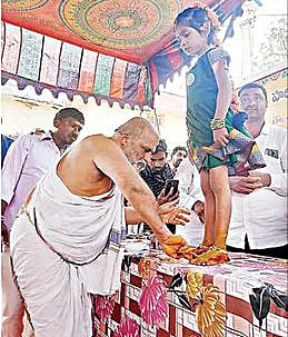 பெத்த மைலாபுரம் கிராமத்தில் சிறுமிக்கு அர்ச்சகர் ரங்கராஜன் கன்யா வந்தனம் செய்தார்.