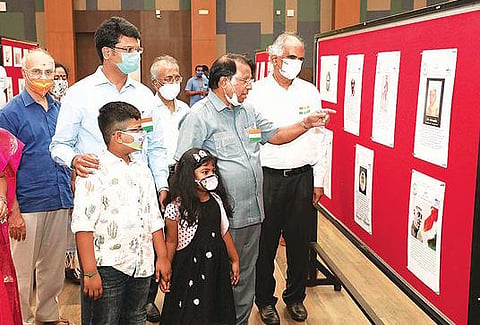 விஐடி பல்கலைக்கழகத்தில் புகைப்பட கண்காட்சியை வேந்தர் கோ.விசுவநாதன் நேற்று திறந்து வைத்து பார்வையிட்டார். அருகில், துணைத்தலைவர் ஜி.வி.செல்வம் உள்ளிட்டோர்.