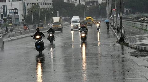 மேலடுக்கு சுழற்சி, வெப்பச் சலனத்தால் பெரும்பாலான மாவட்டங்களில் 3 நாட்கள் மழை பெய்ய வாய்ப்பு: வானிலை ஆய்வு மையம் தகவல்