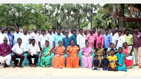 35 ஆண்டுகளுக்குப் பின் சந்தித்த அரசுப் பள்ளி மாணவர்கள்.