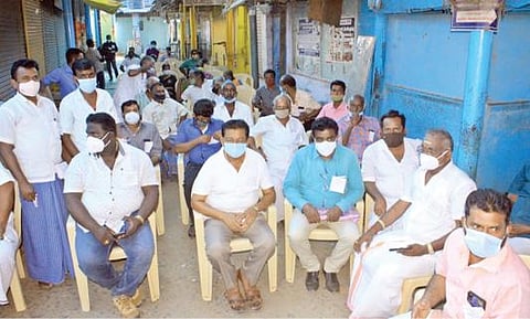 பாளையங்கோட்டை காந்தி மார்க்கெட் வியாபாரிகள் நேற்று கடைகளை அடைத்து உள்ளிருப்பு போராட்டத்தில் ஈடுபட்டனர்.                   படம்: மு.லெட்சுமி அருண்.