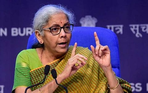 எரிபொருள் விலையை குறைக்க காங். ஆட்சியில் வெளியிடப்பட்ட எண்ணெய் கடன் பத்திரங்களால் வட்டி சுமை: உற்பத்தி வரியை குறைக்க முடியாது என நிர்மலா சீதாராமன் திட்டவட்டம்