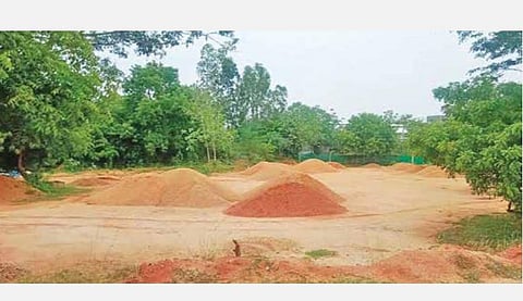 வானூர் அருகே பெரம்பை, பங்களாமேடு பகுதியில் தோண்டி எடுக்கப்பட்டு செம்மண்ணுடன் குவித்து வைக்கப்பட்டுள்ள கூழாங்கற்கள்.