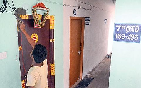 சென்னை புளியந்தோப்பு கே.பி.பார்க் பகுதியில் உள்ள குடிசை மாற்று வாரிய குடியிருப்பு வீடுகளில் சேதமடைந்த பகுதிகளை சரிசெய்யும் பணியில் ஈடுபட்டுள்ள கட்டிட தொழிலாளர்கள். படங்கள்: பு.க.பிரவீன்