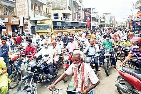திருவண்ணாமலை தேரடி வீதியில் மக்கள் குவிந்ததால் நேற்று ஏற்பட்ட போக்குவரத்து பாதிப்பால் அணிவகுத்த வாகனங்கள்.