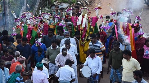 தஞ்சாவூர் அருகே காசவளநாடு புதூரில் நடைபெற்ற மொகரம் பண்டிகையின்போது இந்துக்கள் வீதிவுலாக எடுத்து வந்த பூக்களால் அலங்கரிக்கப்பட்ட கை உருவம்.