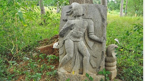 சிவகங்கை அருகே முத்துப்பட்டி பகுதியில் கண்டறியப்பட்ட நவகண்டம் சிலை.