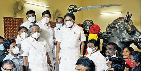 திருநெல்வேலியில் விடுதலைப் போராட்ட வீரர் ஒண்டிவீரனின் 250 -வது  நினைவுதினத்தை முன்னிட்டு அவரது திருவுருவசிலைக்கு தமிழக அரசு சார்பில் அமைச்சர்கள்  கே.கே.எஸ்.எஸ்.ஆர். ராமச்சந்திரன்,  மா. மதிவேந்தன்,  மாலை அணிவித்து மரியாதை செலுத்தினர்.படம்:மு.லெட்சுமிஅருண்