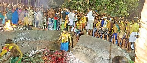 மொகரம் பண்டிகையையொட்டி திருப்புவனம் அருகே முதுவன்திடல் கிராமத்தில் பூக்குழி இறங்கிய இந்துக்கள்.