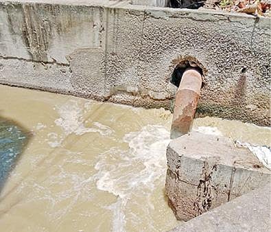மழைநீர் கால்வாயில் பகிரங்கமாக குழாய் மூலம் வெளியேற்றப்படும் கழிவு நீர்.படம்: எஸ்.கிருஷ்ணமூர்த்தி