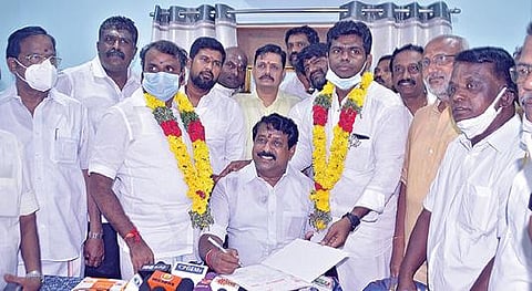 திருநெல்வேலி சட்டப்பேரவை தொகுதி பாஜக உறுப்பினர் நயினார்நாகேந்திரனின் அலுவலகத்தை மத்திய தகவல் ஒலிபரப்புத்துறை,  மீன்வளம், கால்நடை மற்றும் பால்வளத்துறை இணையமைச்சர் எல்.முருகன், பாஜக மாநில தலைவர் கே. அண்ணாமலை  ஆகியோர் திறந்து வைத்தனர். படம்: மு லெட்சுமி அருண்