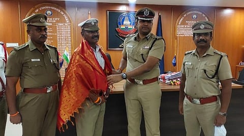 சிக்னலில் நிற்கும் வாகன ஓட்டிகளிடம் கனிவாகப் பேசி போக்குவரத்தைச் சீரமைக்கும் எஸ்ஐ: டிஜிபி பாராட்டு 