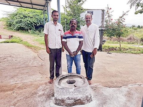 வெங்கலம் கிராமத்தில் செல்லியம்மன் கோயிலில் பகுதியில் கண்டெடுக்கப்பட்ட கல் செக்குடன், வரலாற்று ஆய்வாளர் ம.செல்வபாண்டியன், சூழலியல் செயல்பாட்டாளர் ரமேஷ் கருப்பையா, சமூக ஆர்வலர் பா.வசந்தன் ஆகியோர்.