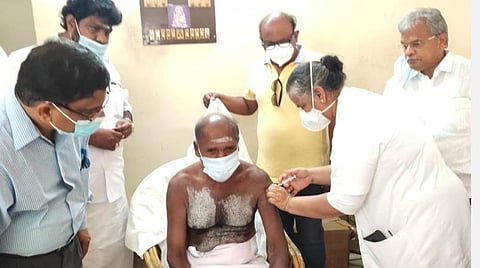 முதல் தவணை கரோனா தடுப்பூசி செலுத்திக்கொண்ட முதல்வர் ரங்கசாமி