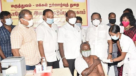 திருமயத்தில் நடைபெற்ற கரோனா தடுப்பூசி முகாமை ஆய்வு செய்கிறார்  அமைச்சர் மா.சுப்பிரமணியன். உடன் சட்டத் துறை அமைச்சர் எஸ்.ரகுபதி,