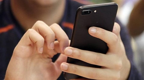 ஒரேமாதிரியாக இருக்கும் செல்போன் எண்ணில் அழைத்து நூதன முறையில் நடக்கும் பணமோசடி: எச்சரிக்கையுடன் இருக்க போலீஸார் அறிவுரை