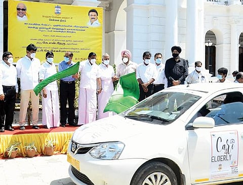 சென்னையில் 80 வயதுக்கு மேற்பட்ட முதியோர்களின் வீடுகளுக்கே சென்று கரோனா தடுப்பூசி செலுத்தும் வாகனங்களை அமைச்சர்கள் கே.என்.நேரு, சேகர்பாபு ஆகியோர் ரிப்பன் மாளிகை வளாகத்தில் நேற்று கொடியசைத்து தொடங்கி வைத்தனர். உடன் மாநகராட்சி ஆணையர் ககன்தீப் சிங் பேடி,  கலாநிதி வீராசாமி எம்.பி., தாயகம் கவி எம்எல்ஏ மற்றும் அதிகாரிகள்.