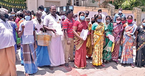 பேருந்து வசதி கோரி மணப்படை வீடு கிராம மக்களும், (வலது) அடிப்படை வசதிகள் கோரி குன்னத்தூர் கிராம மக்களும், திருநெல்வேலி ஆட்சியர் அலுவலகத்துக்கு மனு அளிக்க வந்தனர். 				         படங்கள்: மு.லெட்சுமி அருண்.