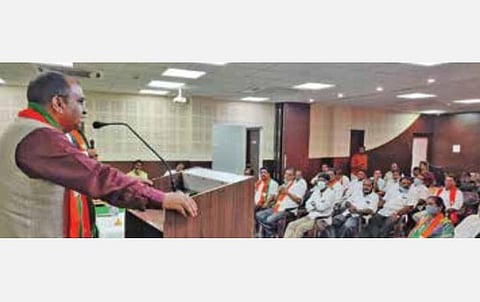 புதுச்சேரி பாஜக தலைமை அலுவலகத்தில் நடந்த சிறுபான்மையினர் அணி செயற் குழு கூட்டத்தில் பேசும் தேசிய சிறுபான்மையினர் அணி தலைவர் ஜமால் சித்திக்,