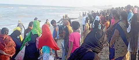 கரோனா ஊரடங்கு தளர்வுகள் அறிவிப்பால் மெரினா கடற்கரை, பூங்காக்களில் குவிந்த பொதுமக்கள்: வண்டலூர், கிண்டி பூங்காக்கள் திறக்கப்படாததால் பார்வையாளர்கள் ஏமாற்றம்