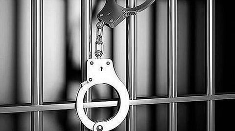 பாலியல் தொல்லை கொடுத்ததாக மாணவர் இல்ல வார்டன் கைது