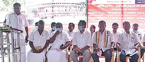 இந்திய கம்யூனிஸ்ட் கட்சி சார்பில் தமிழகம் முழுவதும் 5 நாட்கள் மக்கள் நாடாளுமன்றம் நடத்தப்பட்டு வருகிறது. இதன் ஒரு பகுதியாக சென்னை ஈக்காட்டுத்தாங்கலில் நேற்று நடைபெற்ற மக்கள் நாடாளுமன்ற கூட்டத்தில் மக்களவை தலைவராக கோபாலன் செயல்பட இந்திய கம்யூனிஸ்ட் மாநில செயலாளர் இரா.முத்தரசன், நிர்வாகக் குழு உறுப்பினர் ஏழுமலை, காங்கிரஸ் சார்பில் முத்தழகன், திமுக சார்பில் ராதாகிருஷ்ணன், விசிக சார்பில் முனிரத்தினம் உள்ளிட்டோர் பங்கேற்றனர். படம்: ம.பிரபு