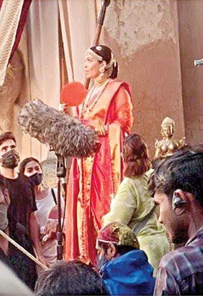 ‘பொன்னியின் செல்வன்’ திரைப்படத்தின் படப்பிடிப்பு, உ.பி.யின் ஜான்சிக்கு அருகில் உள்ள ஓர்ச்சா பகுதியில் உள்ள கோட்டை மற்றும் கோயில்களில் நடைபெற்று வருகிறது. கோட்டையில் நடிகை ஐஸ்வர்யா ராய் பச்சன் நிற்கும் காட்சிகள் எடுக்கப்பட்டன.