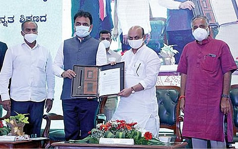 தேசிய கல்வி கொள்கையை அமல்படுத்தும் நிகழ்ச்சி கர்நாடக தலைநகர் பெங்களூருவில் நேற்று நடைபெற்றது. இதில் முதல்வர் பசவராஜ் பொம்மை,  கர்நாடக உயர் கல்வித் துறை அமைச்சர் அஷ்வத் நாராயண் உள்ளிட்டோர் கலந்து கொண்டனர்.  மத்திய கல்வி அமைச்சர் தர்மேந்திர பிரதான் காணொலி வாயிலாக பங்கேற்றார்.