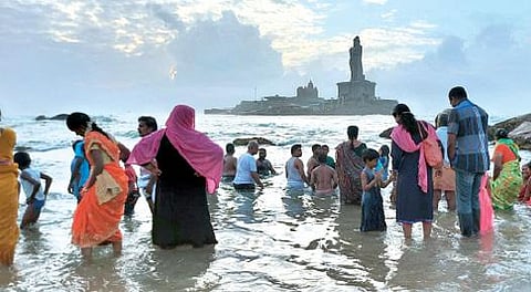 கன்னியாகுமரியில் முக்கடல் சங்கமத்தில்  உற்சாகமாக குளிக்கும் சுற்றுலா பயணிகள்.