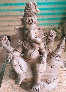 நந்தி மீது அமர்ந்த நிலையில் உருவாக்கப்பட்ட விநாயகர் சிலை.