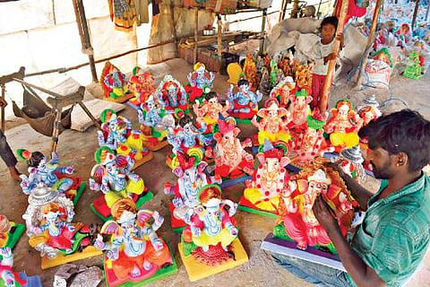 விநாயர் சதுர்த்தி விற்பனையை எதிர்பார்த்து சேலம் நெய்க்காரப்பட்டி பகுதியில் சிறிய அளவில் விநாயகர் சிலைகள் தயாரிக்கும் பணி நடைபெற்று வருகிறது. இதில், சிலைக்கு வண்ணம் தீட்டி இறுதிக்கட்ட பணியில் ஈடுபட்டுள்ள வடமாநில தொழிலாளர்.	படம்:எஸ்.குரு பிரசாத்