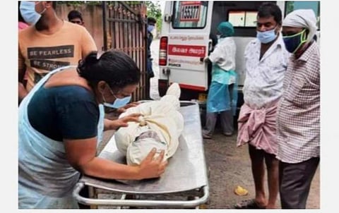 பிரேதப் பரிசோதனைக்குப் பின் தினேஷின் உடலைக் கண்டு கதறும் அவரின் தாயார் லட்சுமி.