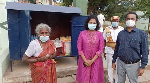 புதுக்கோட்டை புதுக்குளம் பூங்கா அருகே கடை நடத்துவதற்கு வசதியாக தகரப் பெட்டி மற்றும் ரேஷன் கார்டு வழங்கிய ஆட்சியர் கவிதா ராமு. உடன் ஆணையர் எஸ்.நாகராஜன்.