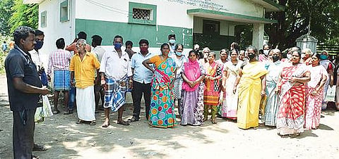 வேலூர் முத்துமண்டபம் பகுதியில் நேற்று ரேஷன் கடையை முற்றுகையிட்ட பொதுமக்கள்.