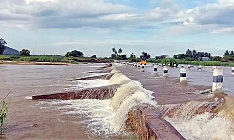 ஆந்திர மாநிலம், கிருஷ்ணாபுரம் அணையிலிருந்து நேற்று முன்தினம்  உபரிநீர் வெளியேற்றப்பட்டதால், கொசஸ்தலை ஆற்றின் குறுக்கே பள்ளிப்பட்டு அருகே நெடியத்தில் உள்ள தரைப் பாலத்தை மூழ்கடித்து ஓடிய வெள்ள நீர்.