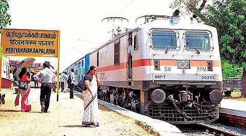 கோவை பெரியநாயக்கன்பாளையம் ரயில் நிலையத்தில் நின்று சென்ற பயணிகள் ரயில். (கோப்பு படம்)