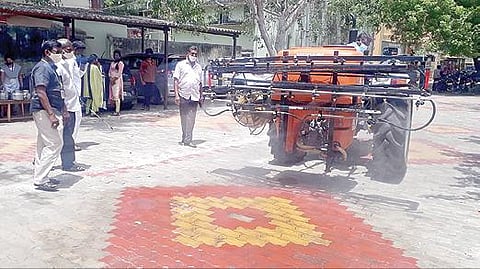 பாளையங்கோட்டையில் உள்ள அரசு சித்த மருத்துவக் கல்லூரி வளாகத்தில் கிருமி நாசினி தெளிக்கப்பட்டது. படம்: மு.லெட்சுமி அருண்